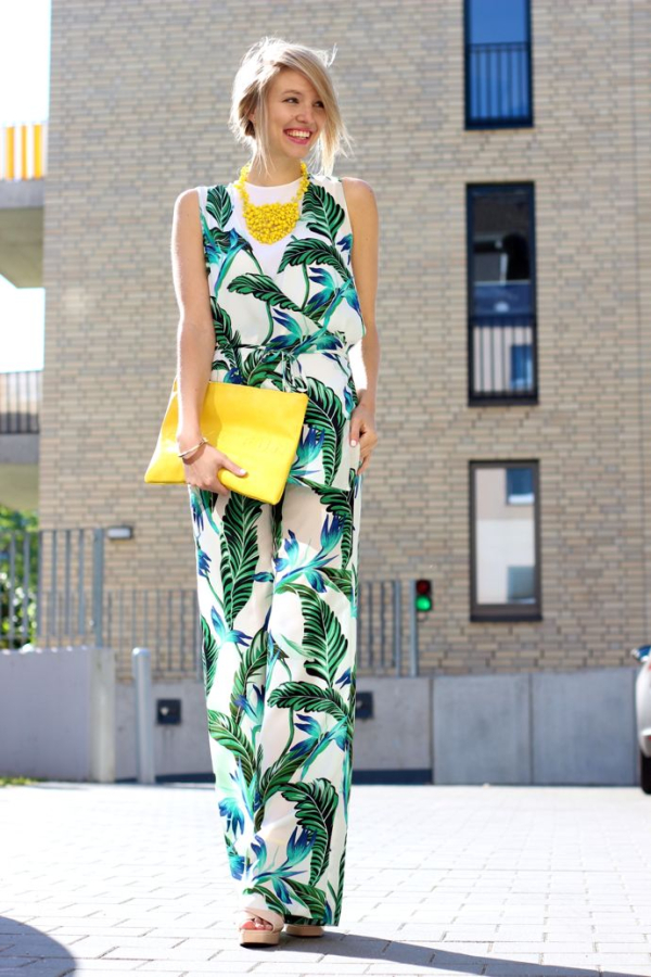 Μια ολόσωμη φόρμα με tropical print θα σας αφήσει να υιοθετήσετε την τάση δείχνοντας effortless chic και άνετες. 