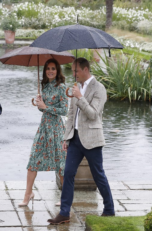 Η Middleton διάλεξε ένα αρκετά fashion-forward κομμάτι: ένα floral φόρεμα του οίκου Prada