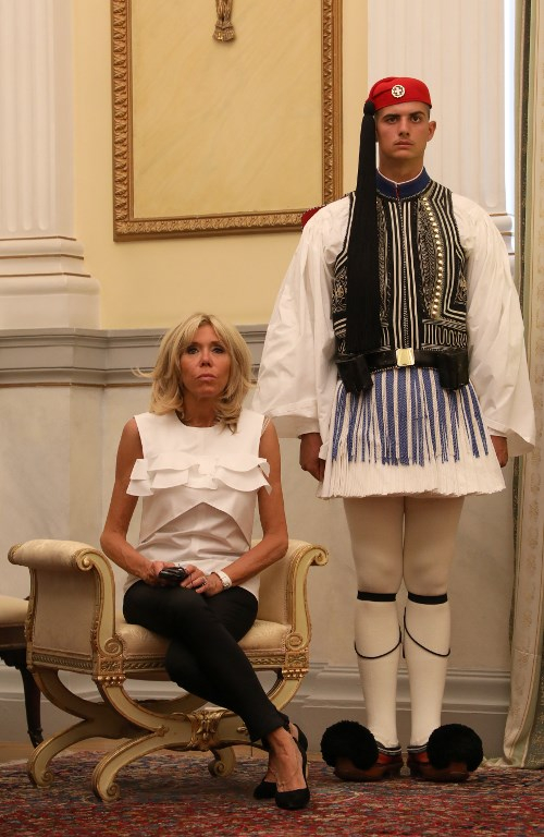 Tην οποία συμπλήρωσε με μία λευκή τσάντα του αγαπημένου της οίκου Louis Vuitton και ένα ρολόι.