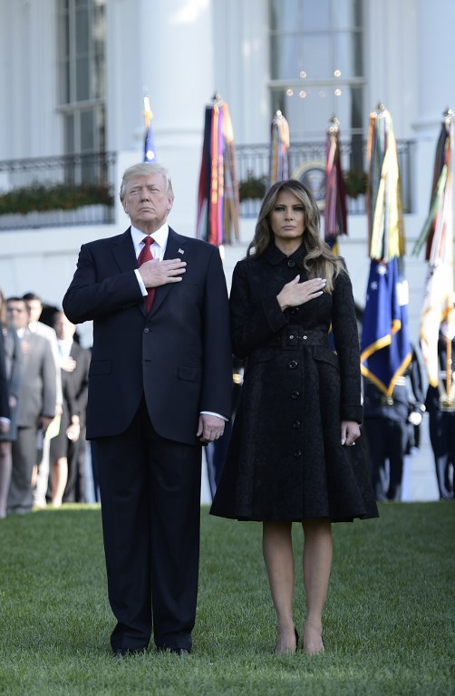 Η Πρώτη Κυρία φόρεσε ένα coat dress με ζώνη του οίκου Michael , μαύρο ζακάρ