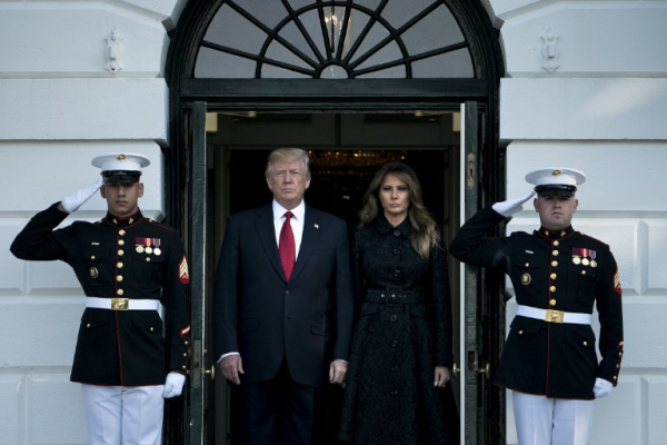 Η Melania Trump εμφανίστηκε χθές το πρωί στη νότια πλευρά του Λευκού Οίκου, για ένα λεπτό σιγής προς τιμήν των θυμάτων της 11 Σεπτεμβρίου του 2001.