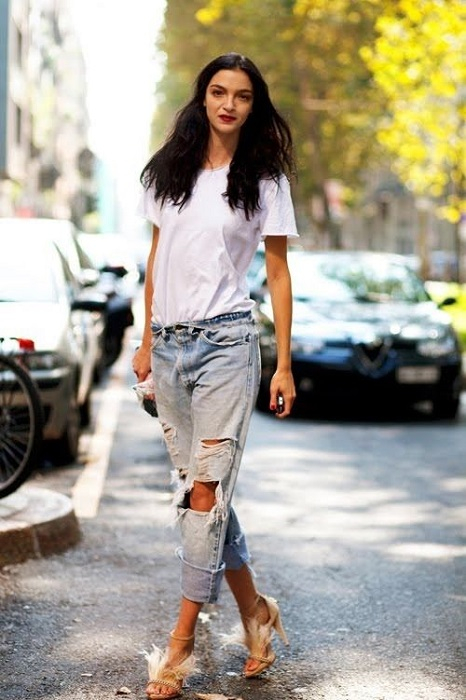 Αν το απλό denim παντελόνι είναι από μόνο του χαλαρό και cool, τότε η distressed εκδοχή του, τα σκισμένα δηλαδή τζιν, είναι η επιτομή του laidback στιλ.