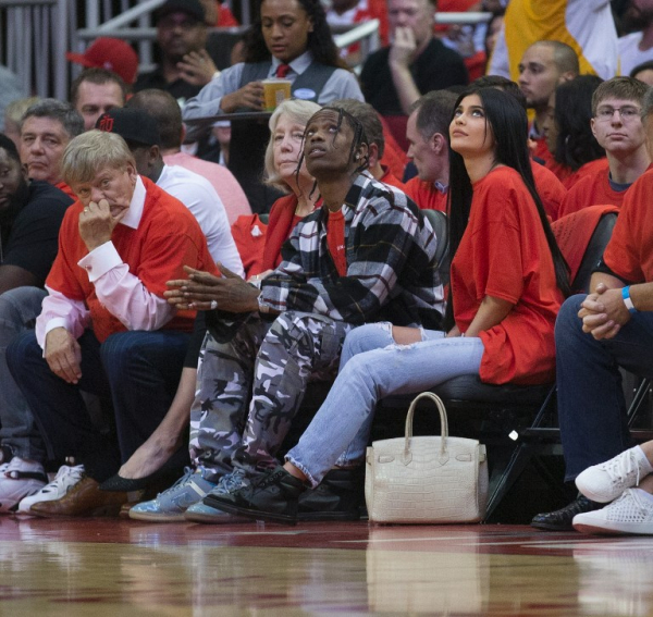 H Kylie Jenner και ο Travis Scott σε μία απ’ τις πρώτες τους δημόσιες εμφανίσεις