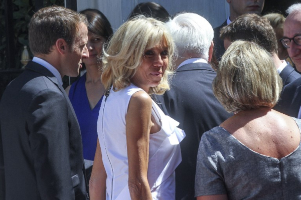 Η Macron διάλεξε μία ιδιαίτερα απλή και minimal εμφάνιση