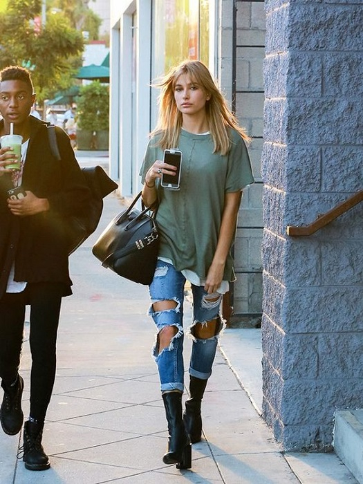 Αν το απλό denim παντελόνι είναι από μόνο του χαλαρό και cool, τότε η distressed εκδοχή του, τα σκισμένα δηλαδή τζιν, είναι η επιτομή του laidback στιλ.