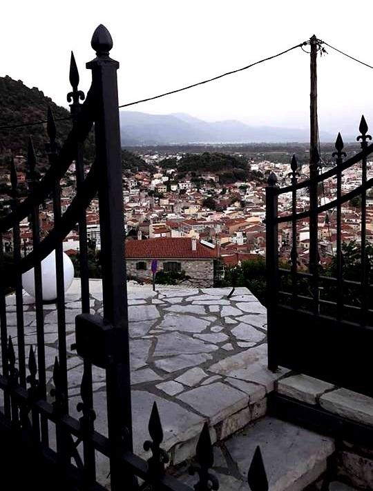 Η μαγευτική θέα από το Κάστρο της Ναυπάκτου με όλη την πόλη να φαίνεται από ψηλά. 