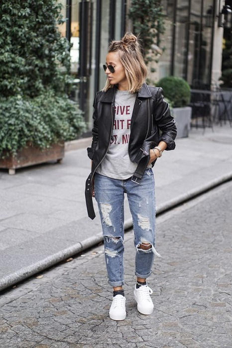 Αν το απλό denim παντελόνι είναι από μόνο του χαλαρό και cool, τότε η distressed εκδοχή του, τα σκισμένα δηλαδή τζιν, είναι η επιτομή του laidback στιλ.