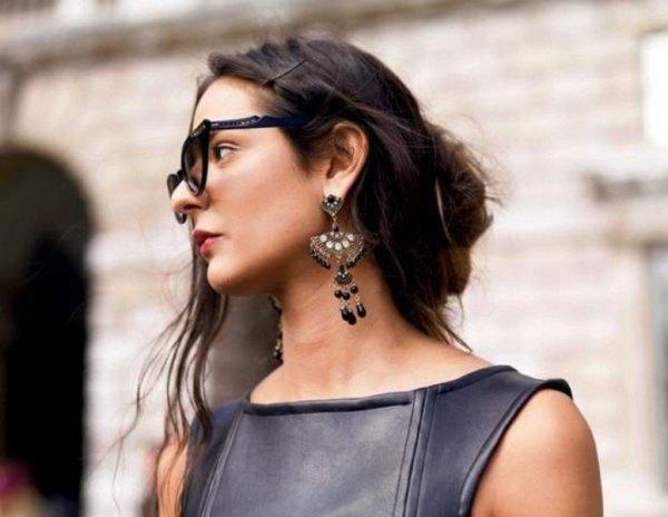 Η τάση του single earring είναι κάτι που βλέπουμε αρκετά συχνά τις τελευταίες σεζόν και είναι ένας έξυπνος τρόπος για να κάνουμε κάποιον να σταθεί και να παρατηρήσει για λίγη περισσότερη ώρα το look μας.