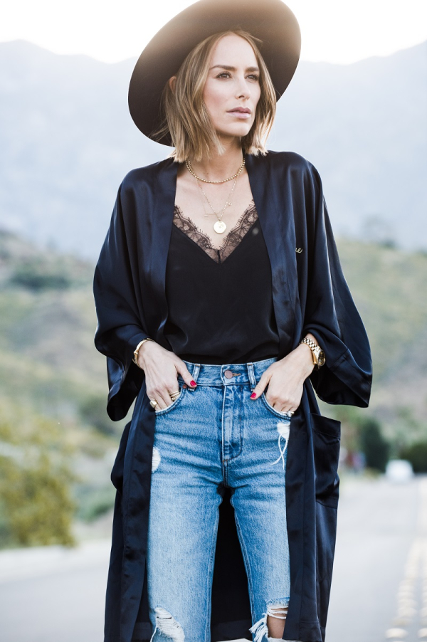 Μια ελαφριά ζακέτα, ένα τζιν παντελόνι και lingerie top είναι η πιο εύκολη λύση μέχρι να ξεκινήσει το κρύο.