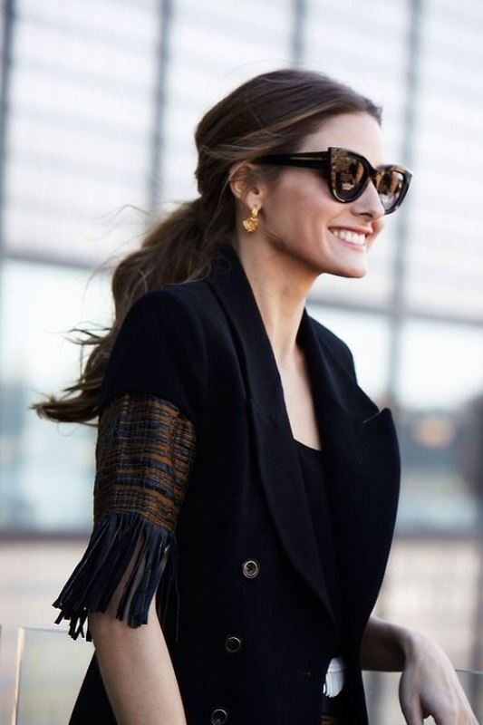Η τάση του single earring είναι κάτι που βλέπουμε αρκετά συχνά τις τελευταίες σεζόν και είναι ένας έξυπνος τρόπος για να κάνουμε κάποιον να σταθεί και να παρατηρήσει για λίγη περισσότερη ώρα το look μας.