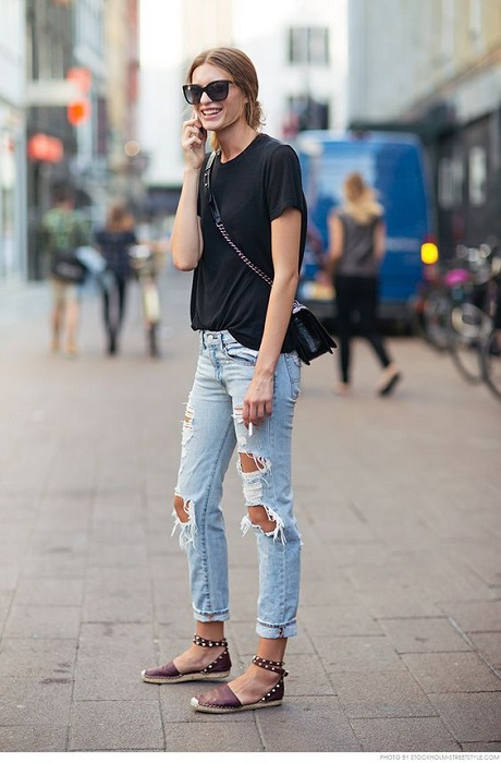 Αν το απλό denim παντελόνι είναι από μόνο του χαλαρό και cool, τότε η distressed εκδοχή του, τα σκισμένα δηλαδή τζιν, είναι η επιτομή του laidback στιλ.