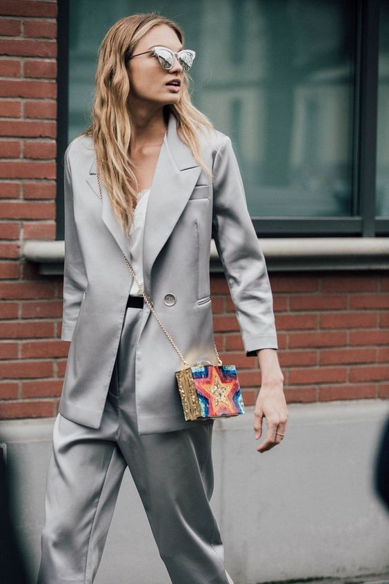 Κινηθείτε στη λογική του total look επιλέγοντας blazer και παντελόνι στην ίδια απόχρωση.