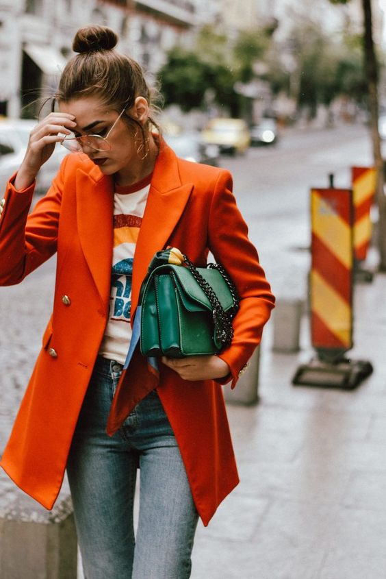 Ακολουθήστε την τάση του color blocking επιλέγοντας σακάκι σε έντονο χρώμα μαζί με χρωματιστά αξεσουάρ.