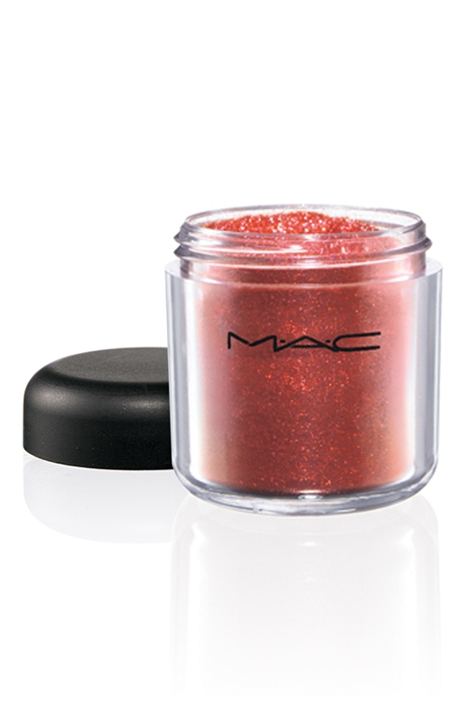 MAC glitter σε ό,τι απόχρωση προτιμάτε.