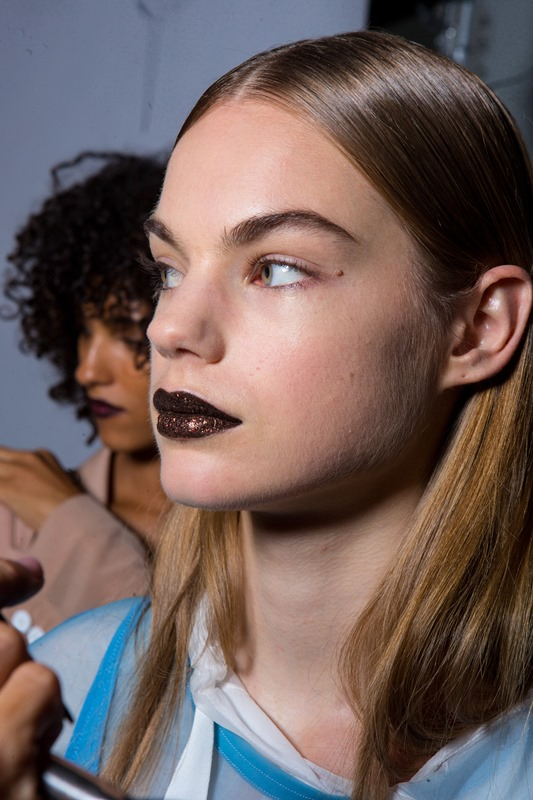 Dark lips με λεπτομέρεια από glitter.