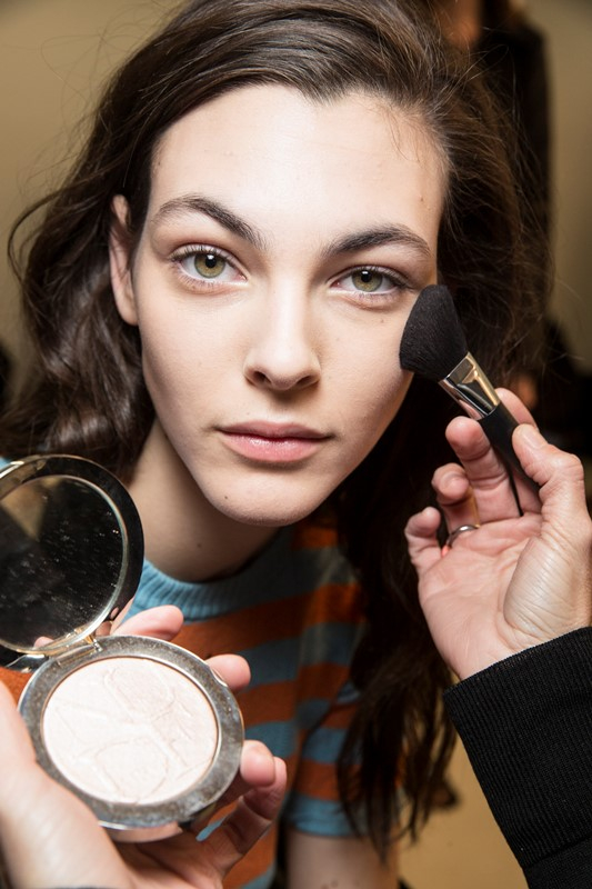 Επιλέγουμε highlighter σε natural απόχρωση.