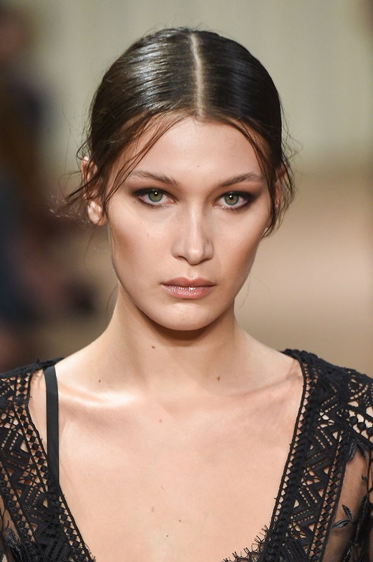 Ακόμα και ένα lip gloss αρκεί για glam διάθεση.