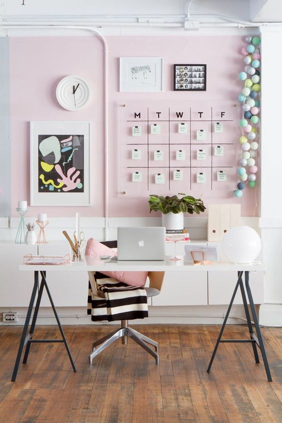 Επιλέξτε διακοσμητικά αντικείμενα σε απαλό ροζ ή και πιο bold pink ή στολίστε τα αγαπημένα σας περιοδικά μόδας ή fashion books για να το κάνετε να μοιάζει σα να βγήκε κατευθείαν από το Pinterest