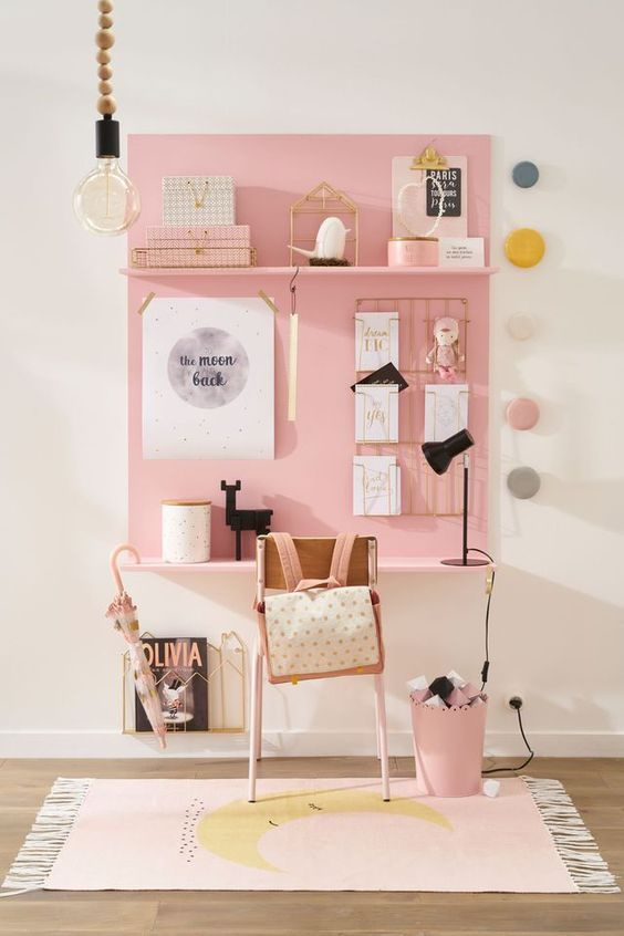 Επιλέξτε διακοσμητικά αντικείμενα σε απαλό ροζ ή και πιο bold pink ή στολίστε τα αγαπημένα σας περιοδικά μόδας ή fashion books για να το κάνετε να μοιάζει σα να βγήκε κατευθείαν από το Pinterest