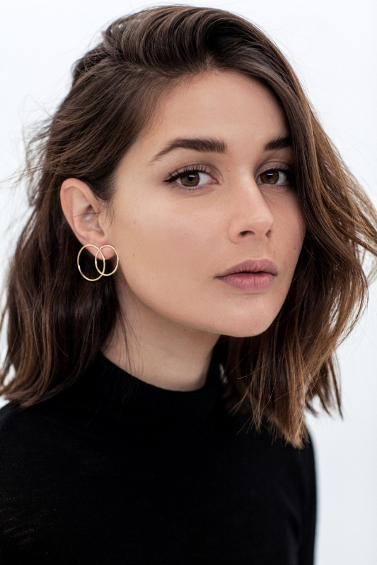 Η τάση του single earring είναι κάτι που βλέπουμε αρκετά συχνά τις τελευταίες σεζόν και είναι ένας έξυπνος τρόπος για να κάνουμε κάποιον να σταθεί και να παρατηρήσει για λίγη περισσότερη ώρα το look μας.