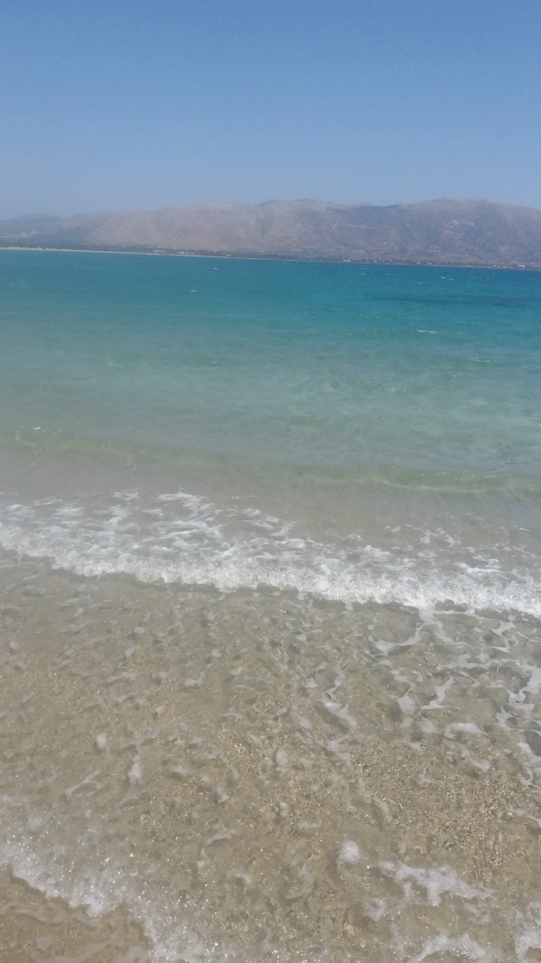 Είμαι ευτυχισμένη στην άμμο, αποφάσισα. 