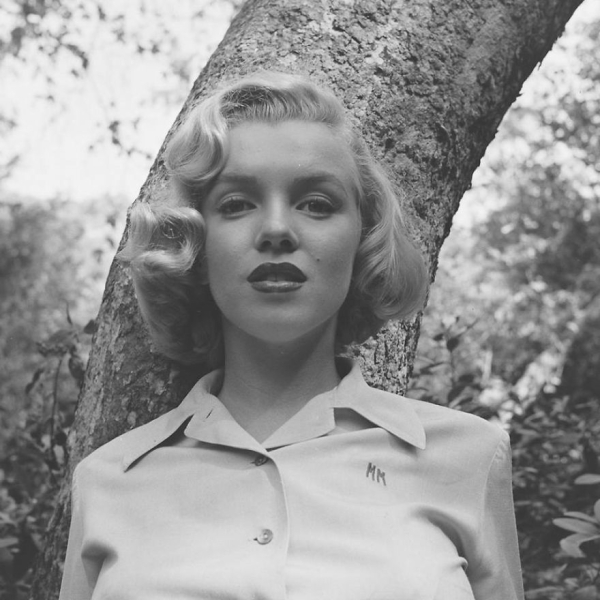 Πρώτος ο φωτογράφος του στρατού Ντ. Κόνοβερ ανακάλυψε αυτή τη σχεδόν μυστικιστική σαγηνευτική σχέση της με τον φακό, την έκανε από καστανή ξανθιά και της άνοιξε το δρόμο για την 20th Century Fox.