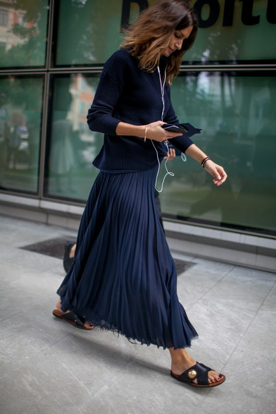 Το navy blue θα δείξει εξίσου εντυπωσιακό στο ντύσιμό σας χωρίς να ρίχνει τους τόνους στην εμφάνισή σας.