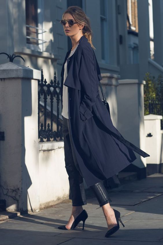 Το navy blue θα δείξει εξίσου εντυπωσιακό στο ντύσιμό σας χωρίς να ρίχνει τους τόνους στην εμφάνισή σας.