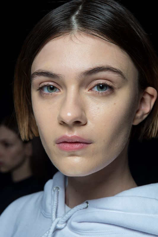 Ενυδάτωση και Highlighter: Ο συνδυασμός για λαμπερή βάση.