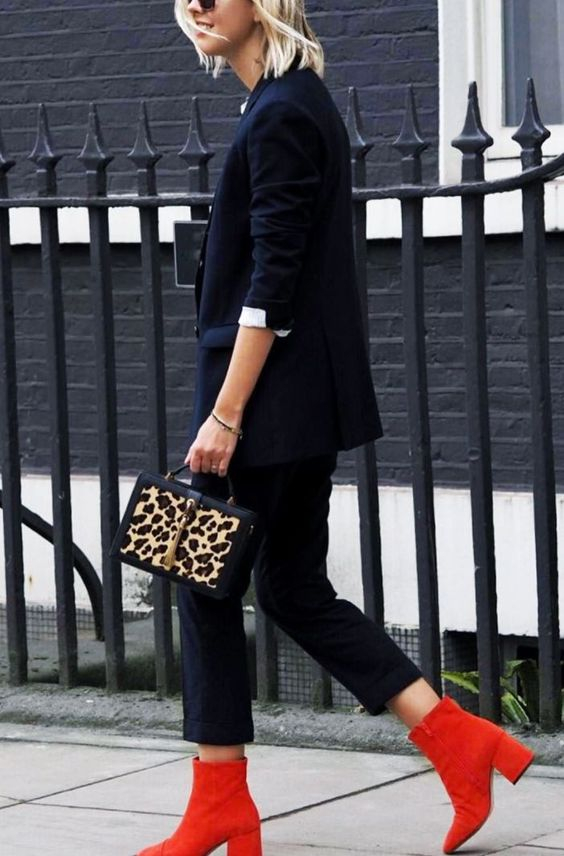 Φωτίστε εύκολα και γρήγορα ένα πιο σκούρο total look μέσα από ένα ζευγάρι κόκκινες μπότες.