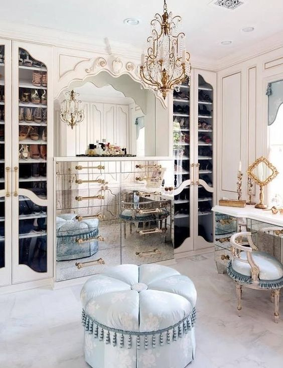 Πρόκειται για τα vanity desks, τα τραπεζάκια εκείνα που λειτουργούν ως boudoir και όχι μόνο έχουν πρακτικό σκοπό αλλά δίνουν και μία πανέμορφη νότα στο δωμάτιό τους. 