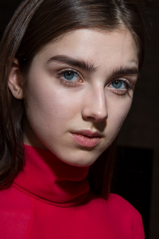 Δοκιμάστε να εφαρμόσετε highlighter ακόμα και αν δεν έχετε βάση στο πρόσωπό σας.