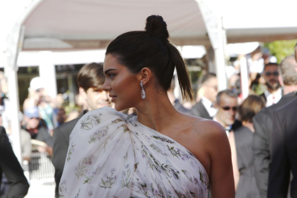Η Jenner συνδύασε το look με διαμαντένια κοσμήματα Chopard 