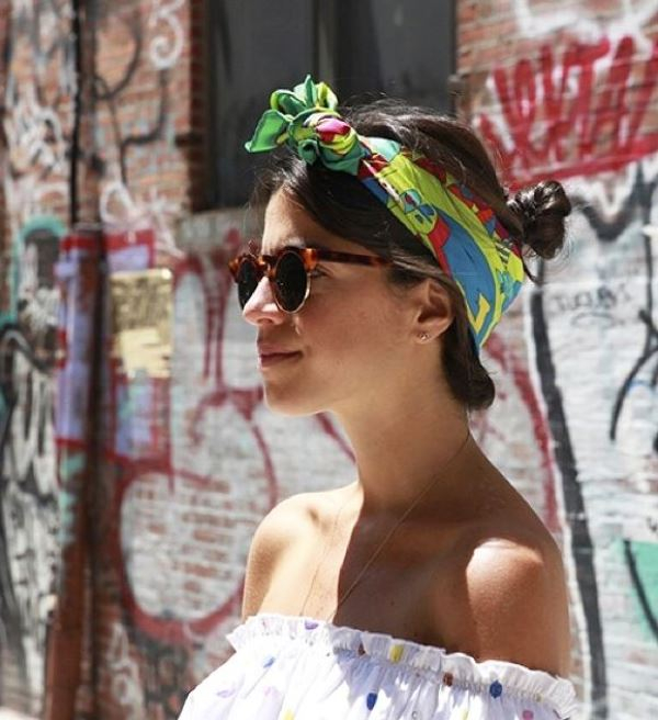Πολλές fashionistas προτιμούν διαφορετικό hairlook με το μαντήλι.