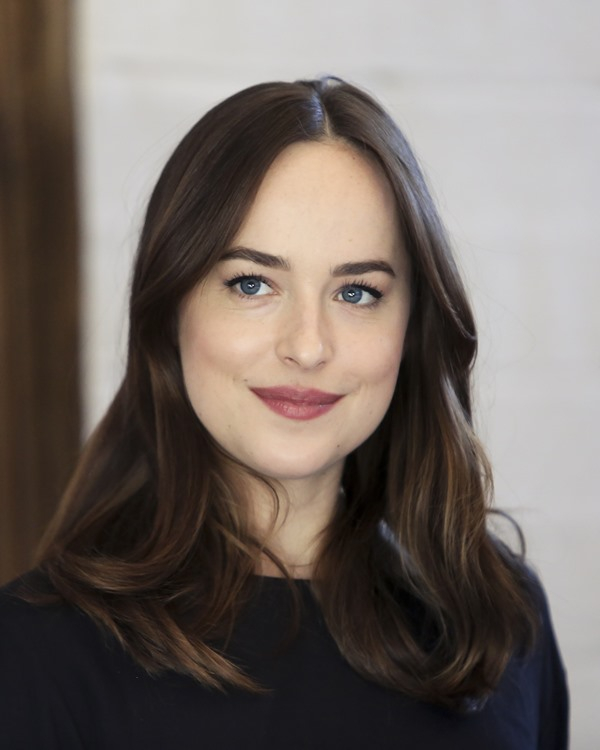 Classy makeup style με τονισμένα χείλη στη φυσική τους απόχρωση. Ίσως χρειαζόταν ελαφρώς τόνισμα παραπάνω στα μήλα, για να δείχνει πιο fresh. 9