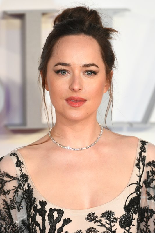 Τονισμένα φρύδια, cat eye look και χείλη σε φυσική απόχρωση, για ένα outfit που αφήνει γυμνό το ντεκολτέ της. Εξαιρετική επιλογή. 10΄