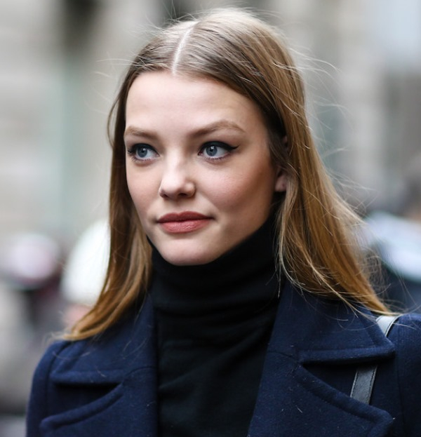 Τα working girls λένε ΝΑΙ στα nude lips.