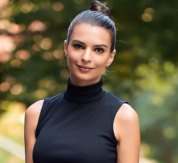 Η Emily Ratajkowski αγαπάει τα nude lips.
