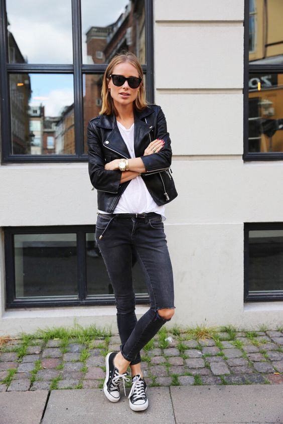 Πριν αποχωριστείτε τα δερμάτινα jackets σας μέχρι το φθινόπωρο, φορέστε τα μαζί με το λευκό σας T-shirt είτε κανονικά είτε ριγμένα στους ώμους σας. Ο ορισμός του effortless cool.