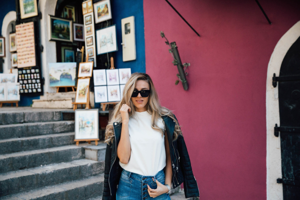 Πριν αποχωριστείτε τα δερμάτινα jackets σας μέχρι το φθινόπωρο, φορέστε τα μαζί με το λευκό σας T-shirt είτε κανονικά είτε ριγμένα στους ώμους σας. Ο ορισμός του effortless cool.