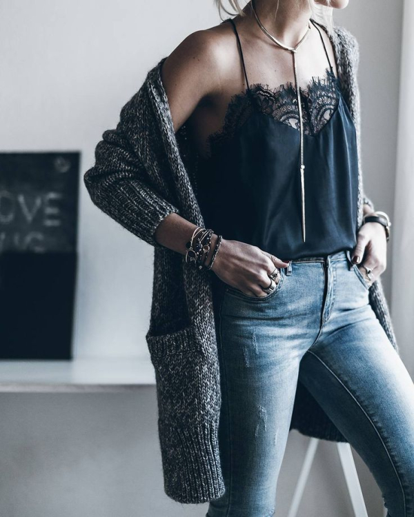 Μια ελαφριά ζακέτα, ένα τζιν παντελόνι και lingerie top είναι η πιο εύκολη λύση μέχρι να ξεκινήσει το κρύο.