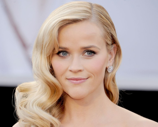 Reese Witherspoon, Χωρίστρα και μαζεμένα ελαφριά κυματιστά μαλλιά στο πλάι, σαν παλιά star του cinema.
