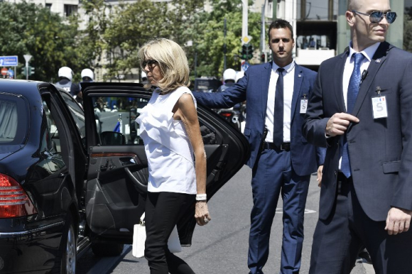 Το look που διάλεξε η Brigitte Macron ήταν ένα μαύρο, skinny παντελόνι, με μία λευκή, αμάνικη μπλούζα με λεπτομέρεια από βολάν και μαύρες, μυτερές γόβες