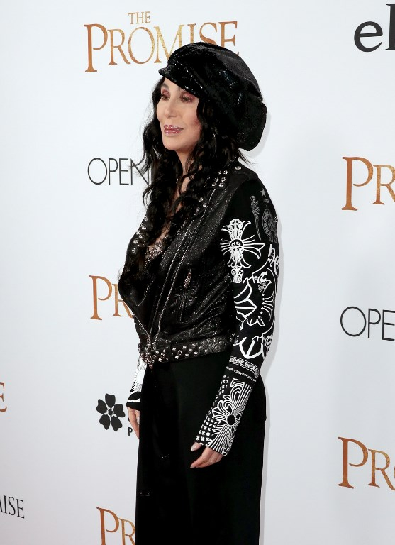 H Cher πόζαρε φορώντας ένα μαύρο δερμάτινο jacket, διαφανές top και παντελόνι σε στιλ καμπάνα