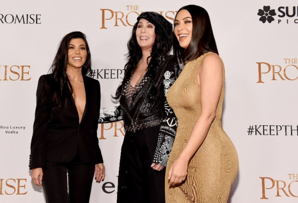 Η Kim Kardashian εμφανίστηκε με ένα στενό φόρεμα σε χρυσή απόχρωση, ενώ τα μαλλιά της ήταν χτενισμένα καρέ και ολόϊσια