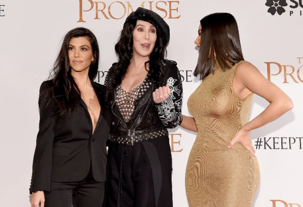 Η Kourtney Kardashian φαίνεται πως πήρε μερικά μαθήματα από τη θρυλική Cher και φόρεσε ένα μαύρο κοστούμι με βαθιά λαιμόκοψη