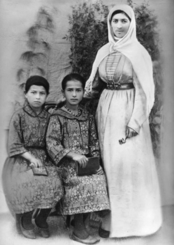 Οσετία: H Mishurat και η Sigirt με τη θεία τους.
© ossetians  