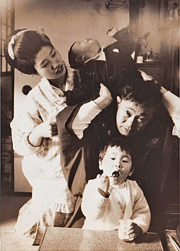 Ιαπωνία: Προσπάθειες για να τραβηχτεί μία οικογενειακή φωτογραφία.
© 365 security solution/pinterest  