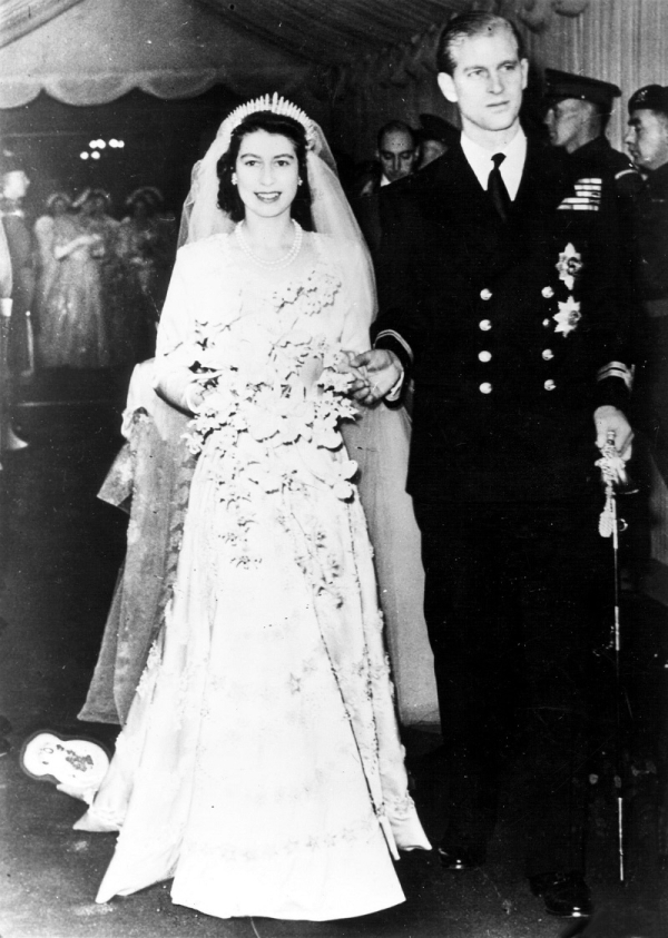 Queen Elizabeth II. Μόλις 21 ετών, παντρεύτηκε τον Πρίγκιπα Φίλιππο, τον Νοέμβριο του 1946, μέσα σε ένα ιβουάρ νυφικό, στολισμένο με 10.000 πέρλες και μια ουρά 15 μέτρων. Φυσικά δεν έλειπε η απαραίτητη τιάρα.