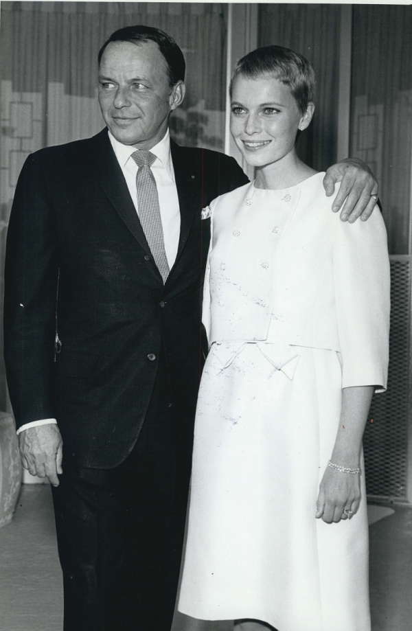 MIA FARROW. Ο γάμος της 21 ετών τότε ηθοποιού με τον 50χρονο Frank Sinatra, τον Ιούνιο του 1966, κράτησε δύο μόνο χρόνια. Για το μυστήριο, επέλεξε ένα ταγιέρ το οποίο ταίριαξε άψογα με το αριστοκρατικό παρουσιαστικό της. 